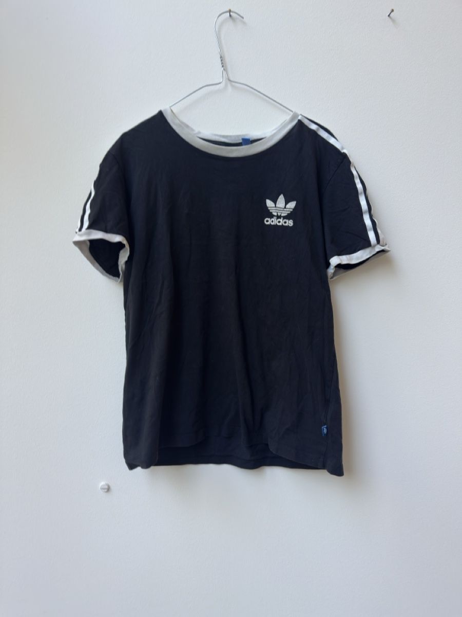 Adidas T-Shirts: Vintage Adidas T-Shirt – Gebraucht aus Basel von wardrobeupdate