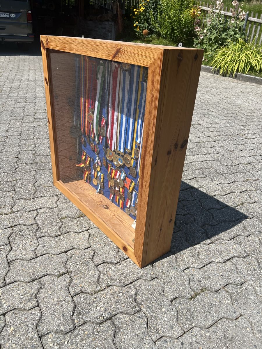 Vitrinen: Medaillenkasten aus robustem Holz – Gebraucht aus Flims Dorf von zen_765b 3