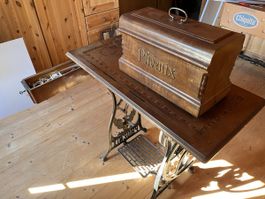 Phoenix Nähmaschine mit gusseisernem Tisch Holzgehäuse