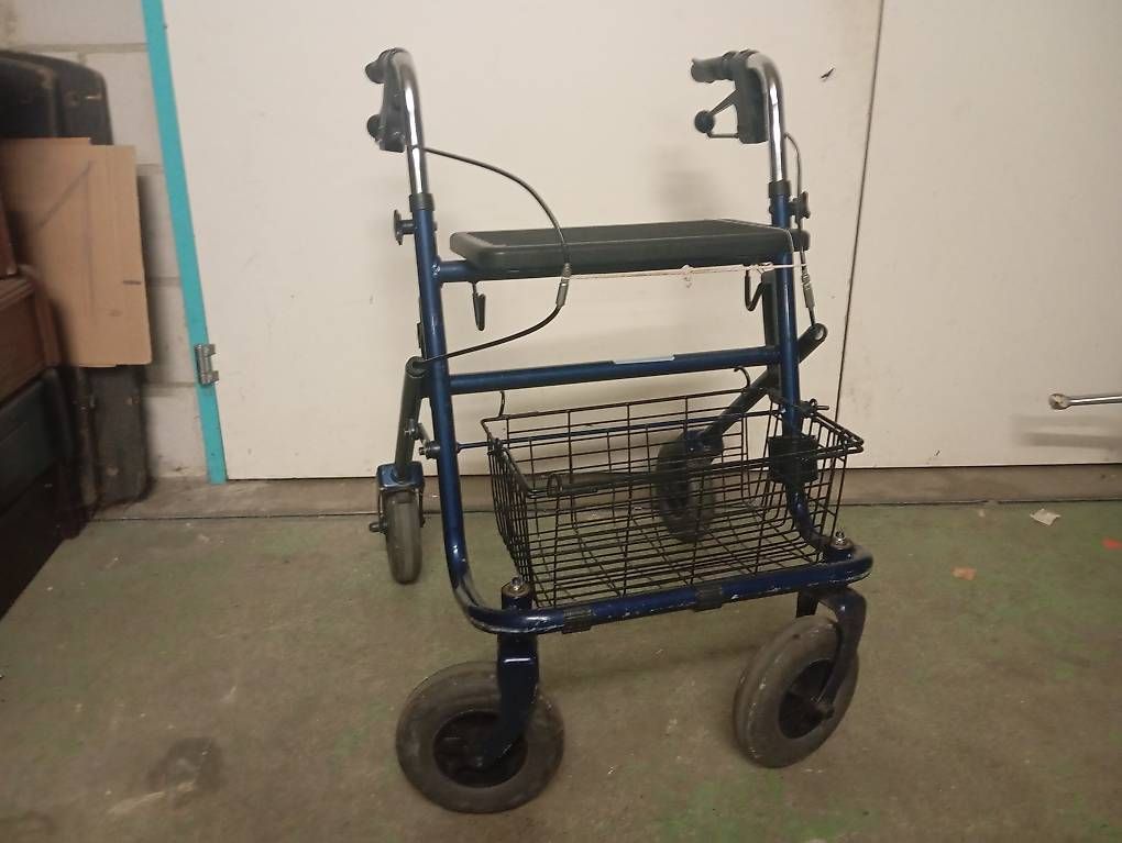 Aides à la marche: Rollator mit Bremse – D'occasion à Basel par Petergunn