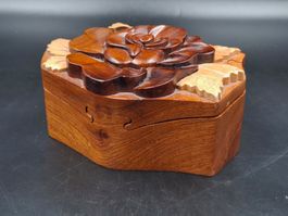 Handgefertigte Rosen Puzzlebox aus Holz mit verstecktem Fach