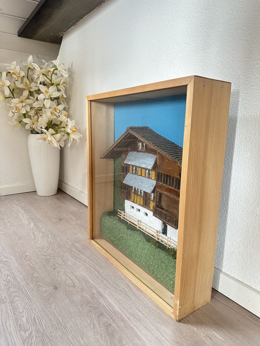 Foto & Immagini: Altes Schweizer Chalet Modell im Glaskasten. – Usato da Rafz venduto da Tueni1 1