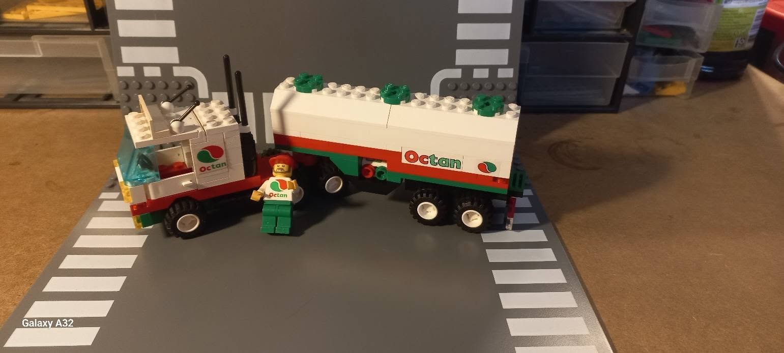 Lego Giocattoli: Le camion à citerne Octan Lego – Usato da La tour de treme venduto da Legocreation82