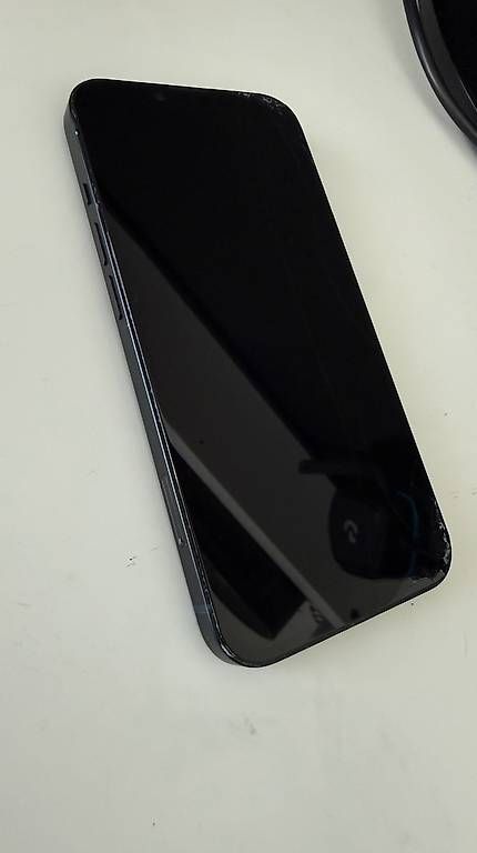 Telefoni cellulari / Smartphones: Iphone 13 noir, 128GB – Usato da La Neuveville venduto da ism_8qnt