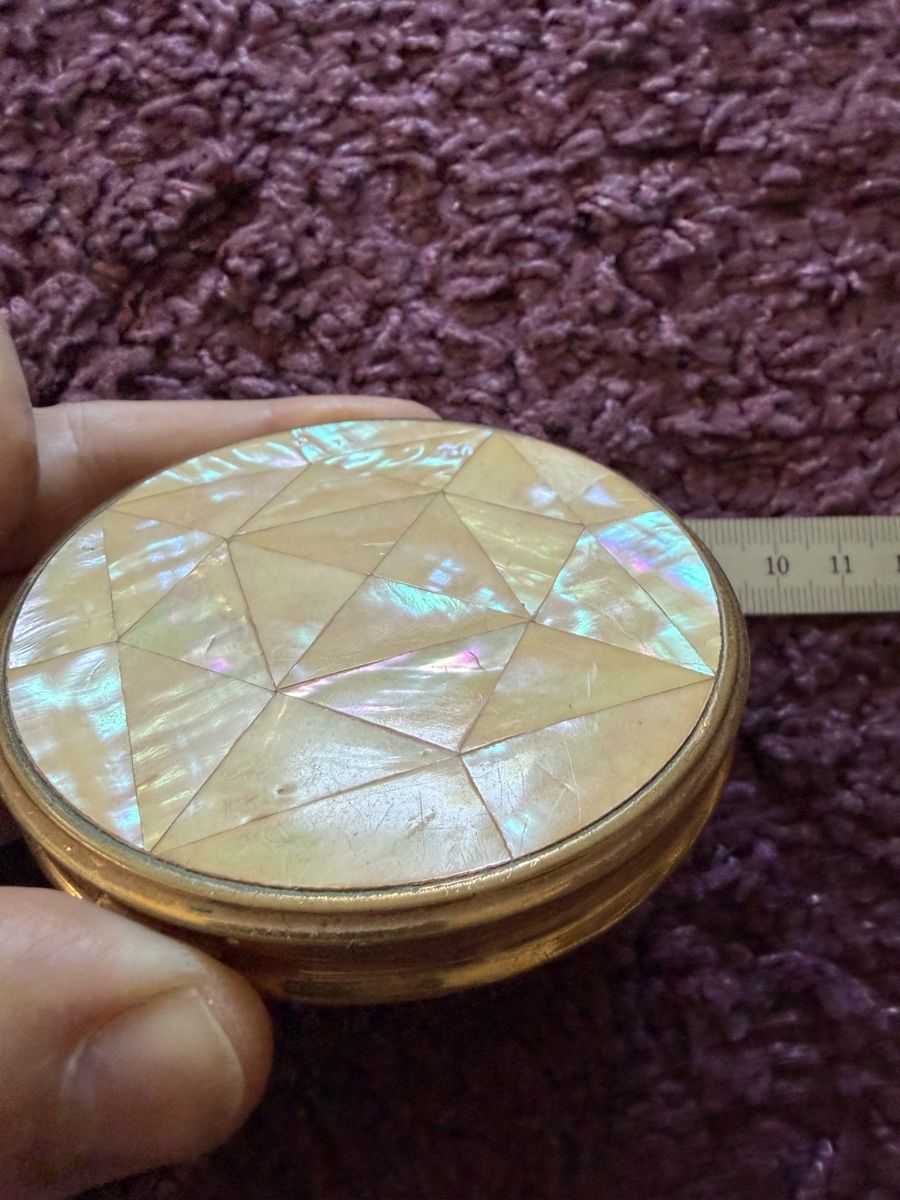 Tutte le decorazioni: Antiker Schmuck-Puderquaste mit Perlmutt-Deckel – Usato da Lyss venduto da nekoreh 1