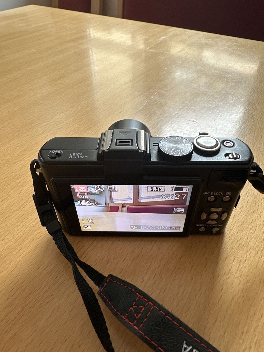 Leica Fotocamera: Leica D-Lux 5 Camera + Accessories – Usato da Zermatt venduto da katytesunshine 4