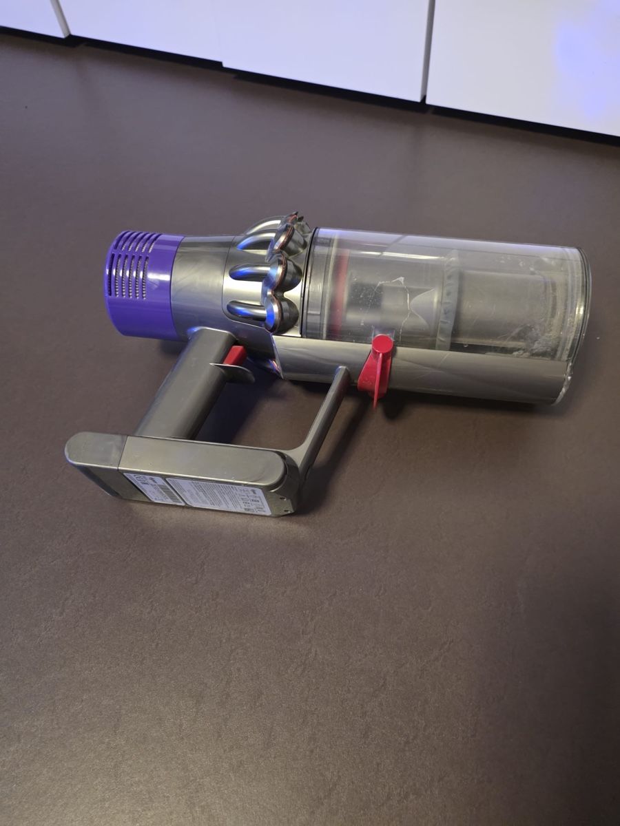 Dyson Staubsauger & Zubehör: Dyson Staubsauger mit Zubehör defekt – Defekt aus Zürich von nat_5vgq 3