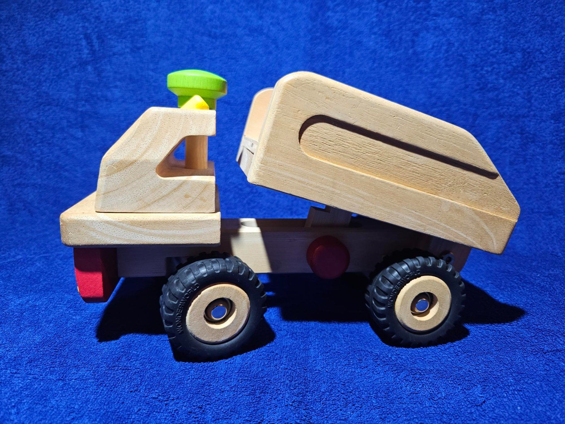 Autoribaltabili: Spielzeug Holz LKW-Kipper – Usato da Oeschgen venduto da Runningfree666 1