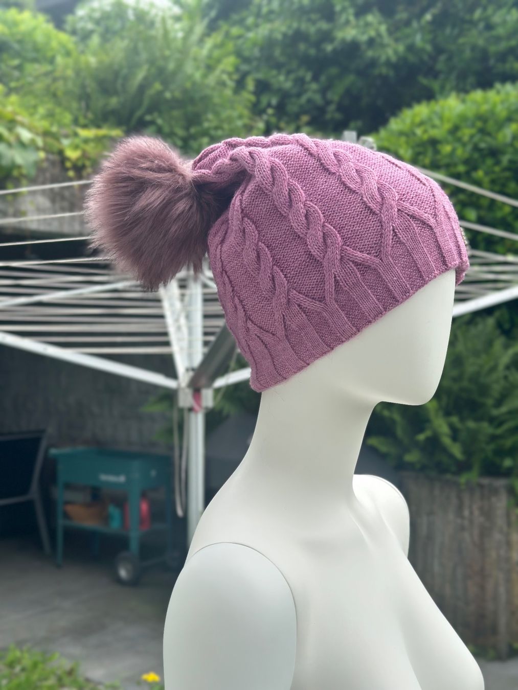 Copricapi, berretti & cappellini: Winter Bommel Mütze Strickmuster Rosa - ! – Usato da Zufikon venduto da Modestil365 2