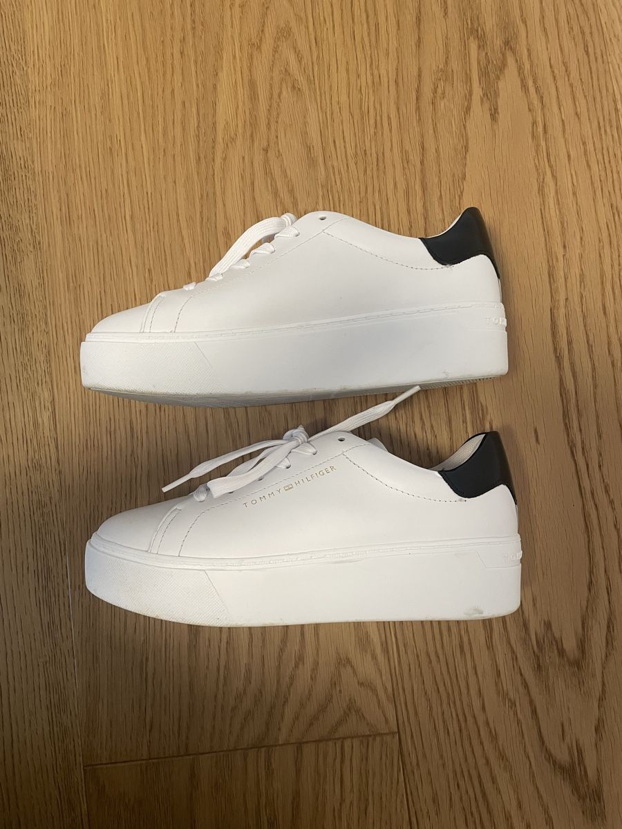 Tommy Hilfiger Scarpe da donna: Neue Thommy Hilfiger Sneaker – Usato da Kilchberg BL venduto da ann_kwk5
