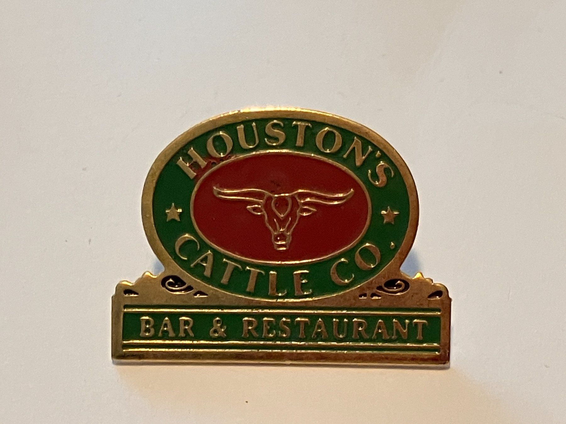 Plaquettes & Badges: 1 Pin Houston's Cattle Co Bar Restaurant – D'occasion à Basel par djwwpp