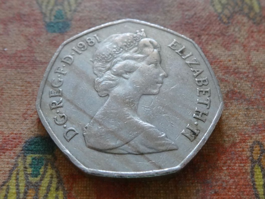 Alle Münzen: ROYAUME-UNI  50 Pence  1981 – Gebraucht aus Romanel-sur-Lausanne von Swift13