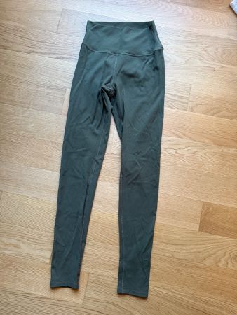 Alo Yoga Leggings in M