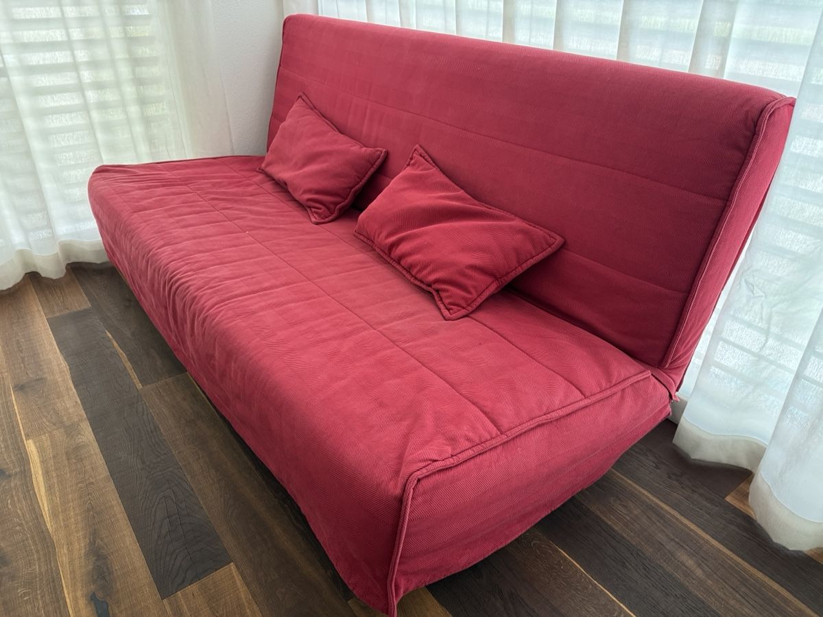 Ikea Letti: Comfortable IKEA Red Sofa Bed with cushions – Usato da Jonen venduto da chrispluess 1