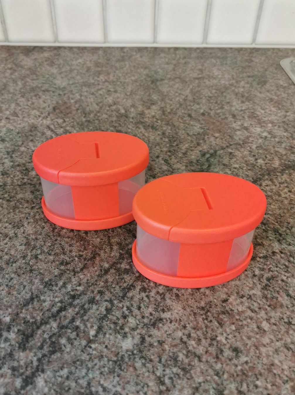 Tupperware Recipients et similaires: Tupperware Gewürzbehälter Set, rot - Neuwertig – Neuf (Voir description) à Birsfelden par mel_ndx7 3