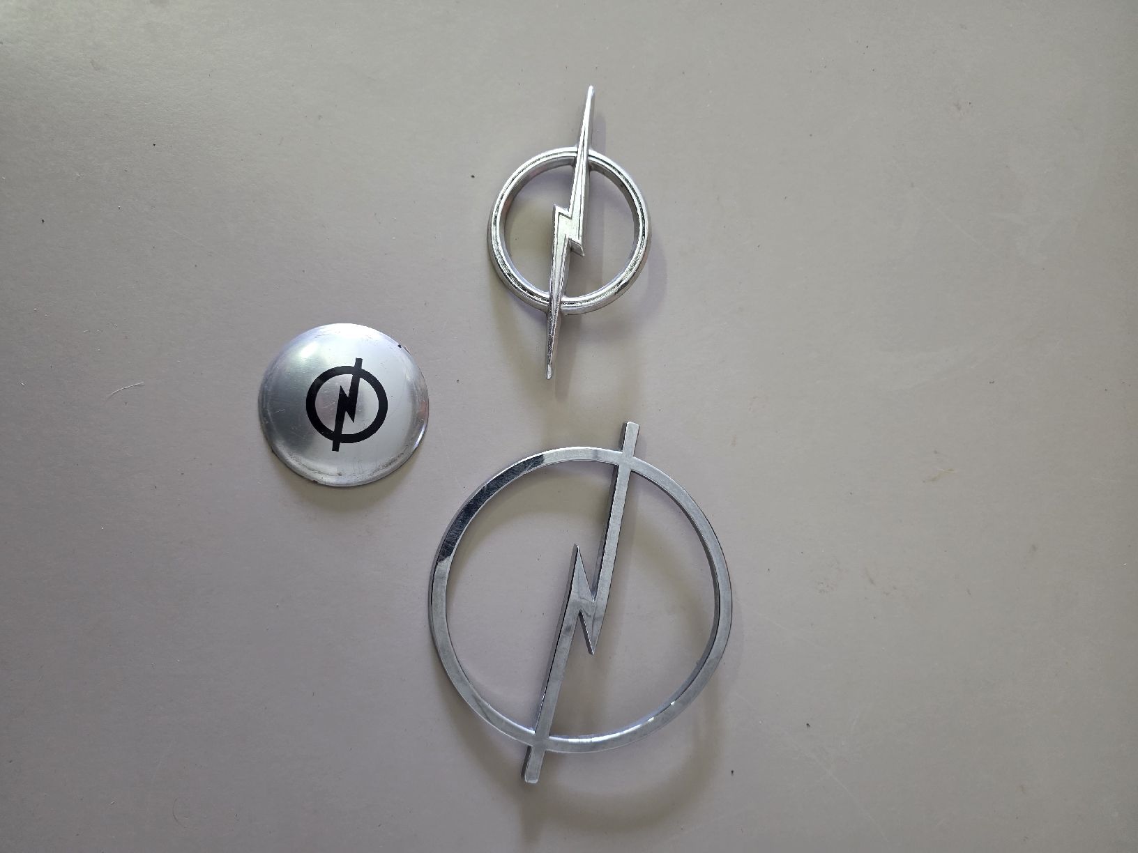Tutti pezzi di ricambio auto: Opel Oldtimer Embleme Auto – Usato da Dorf venduto da Echo_Elements 1