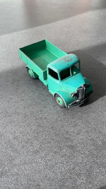 DINKY TOYS : Bedford Van, couleur rouge, dans une boîte (pas boîte d