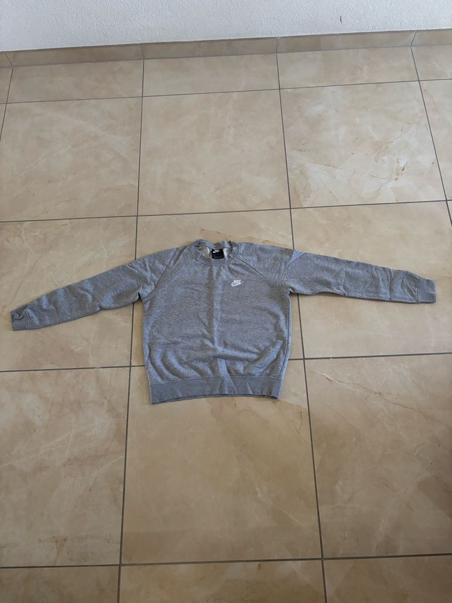 Nike Maglioni & Felpe: Sweatshirt Nike gris taille S – Usato da La Roche FR venduto da syd_vdb6 1