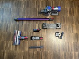Dyson V8 Absolute mit Zubehör Akku u Filter neuwertig!