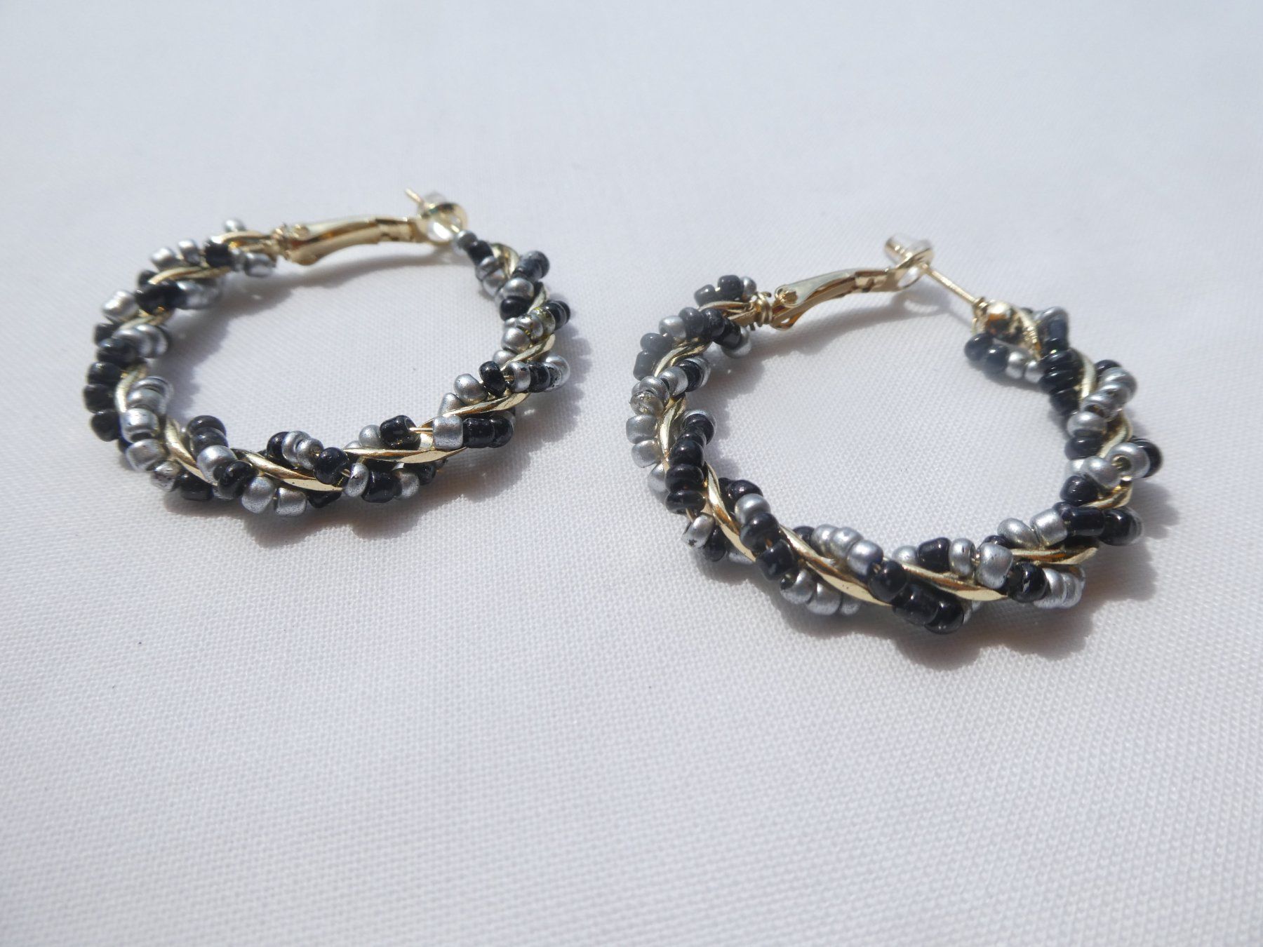 Orecchini pendenti & Orecchini a lobo: Creolen mit Rocailles-Perlen, Modeschmuck, neu – Nuovo (secondo la descrizione) da Gattikon venduto da kaandooh