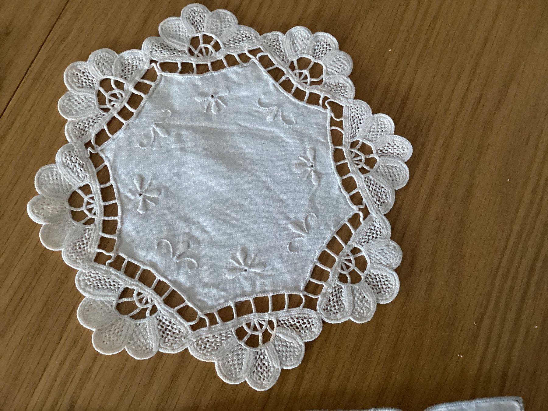 Alle Dekorationen: 3 Spitzendeckeli Leinen Vintage – Gebraucht aus Minusio von scotch111 5
