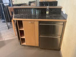 Bar-Tresen mit 8 Stühlen und 2 Tischen