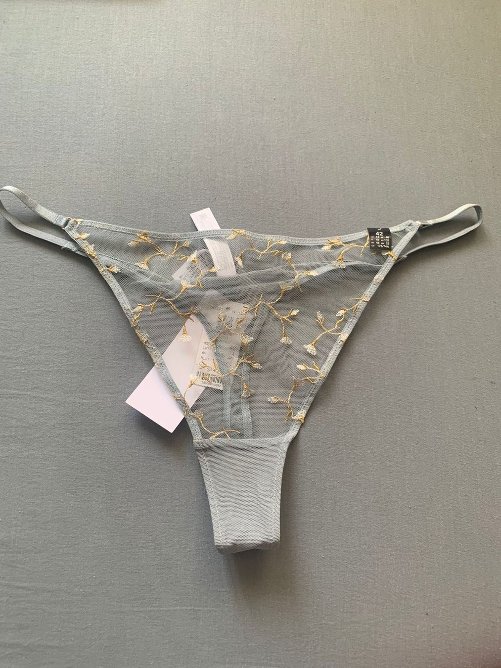 Etam Altra biancheria intima: String Etam gris avec détails dorées taille 42 – Nuovo e nell'imballaggio originale da Cortaillod venduto da ben_y6zr