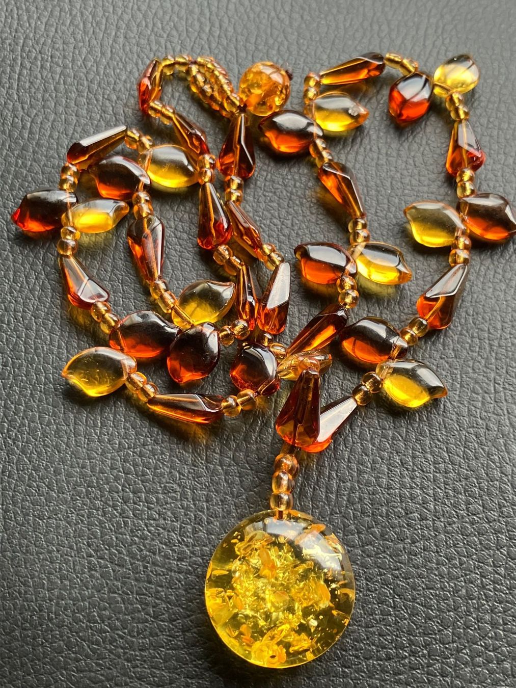 Catenine: Collier vintage en verre  60cm – Usato da Peseux venduto da Cresus27 1