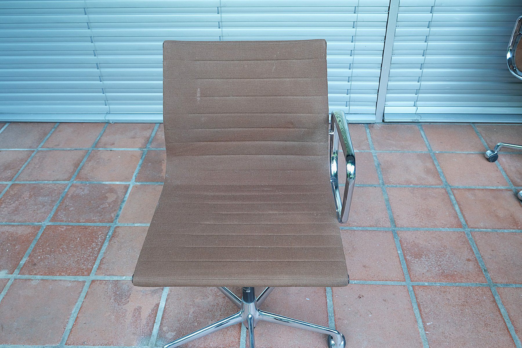 Eames Poltrone: Vitra Eames Aluminium Office Chair EA 117 – Usato da Bern venduto da secondchoice
