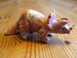 schöner Dinosaurier aus Halb-Edelstein von Hand gearbeitet