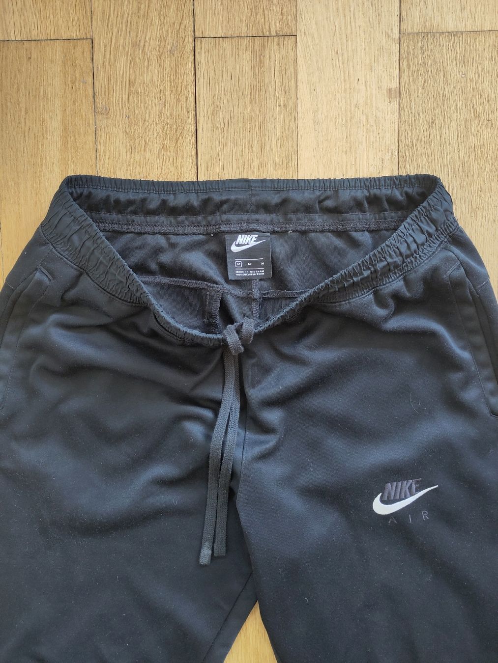 Nike Pantaloni: Nike Air Jogginghose/Trainerhoe Schwarz Grösse M – Usato da Basel venduto da Rossbollemississippi 1