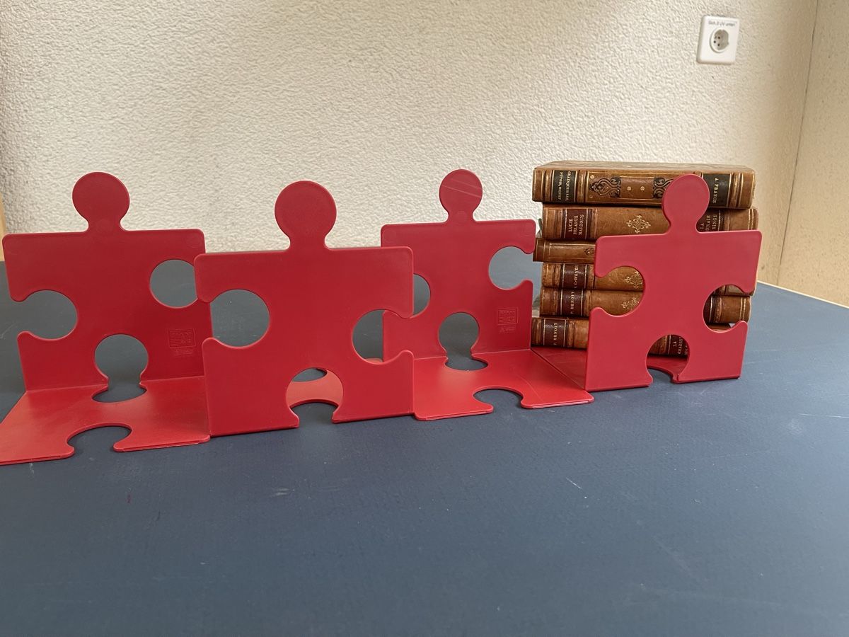 Altro in Decorazioni & Accessori: 4 Buchstützen rot Puzzle Design – Usato da Bonstetten venduto da usgsuechts_vintage 2