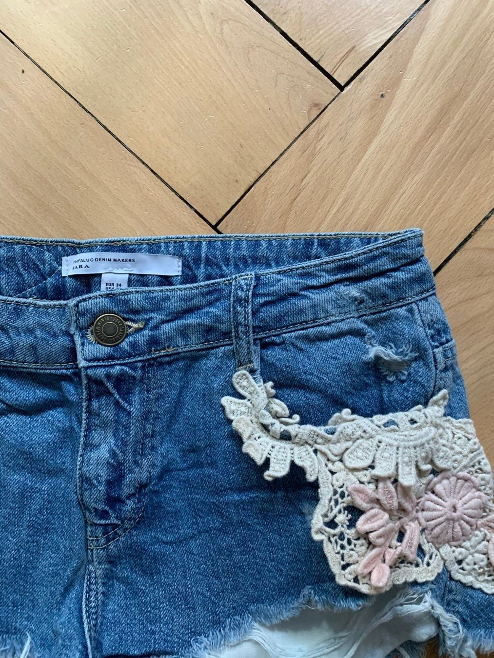 Zara Jeans: ZARA - Destroyed Jeansshorts blau 34 – Usato da Zürich venduto da Diazaio 1