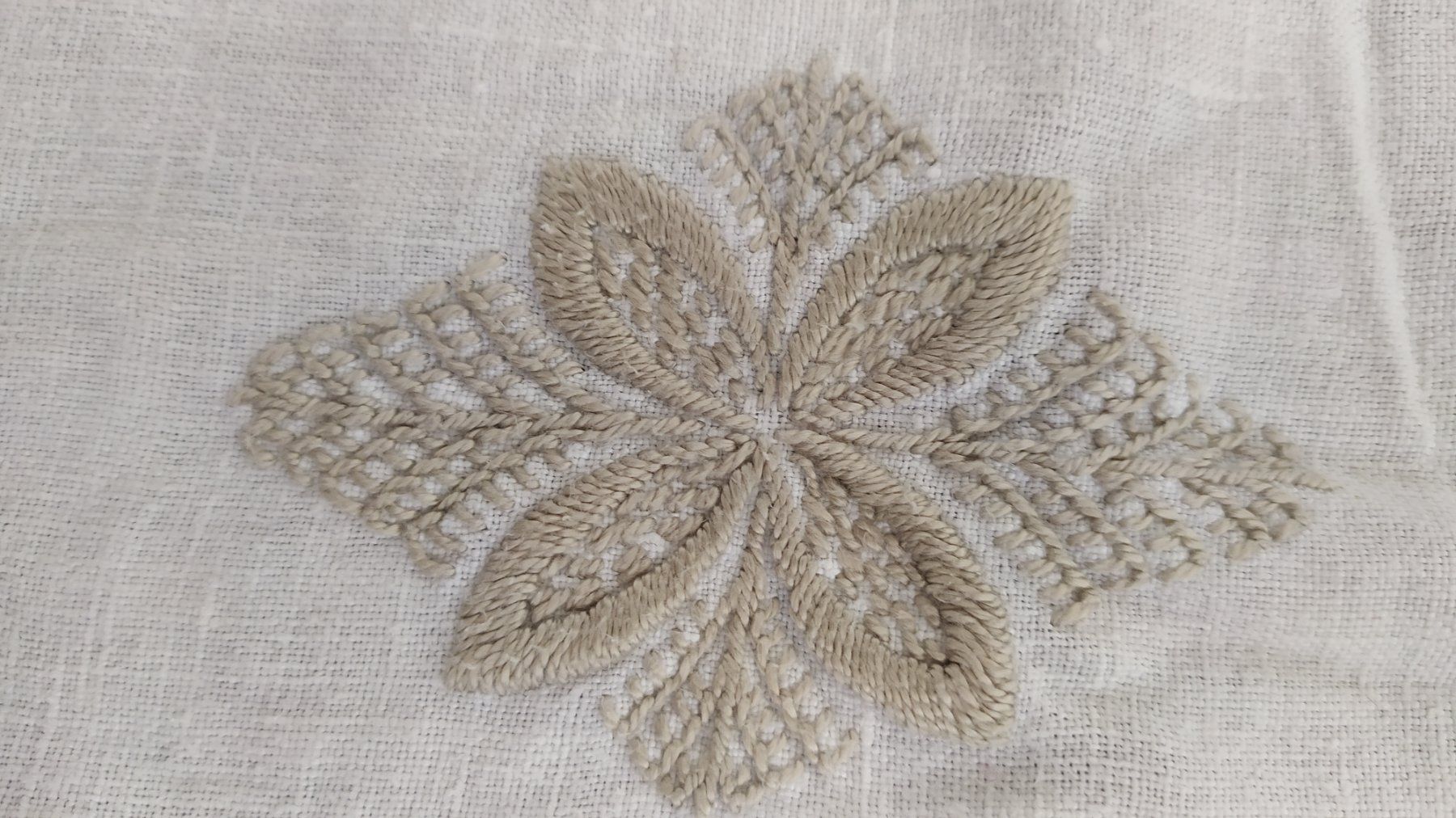 Altra biancheria da tavola: Chemin de table avec broderie – Usato da Chezard St-Martin venduto da Loucail 1