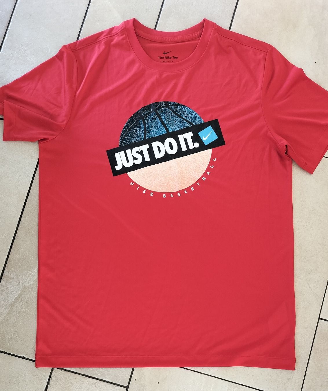 Nike T-shirt: T-shirt NIKE rouge taille M – Nuovo (secondo la descrizione) da Morges venduto da Naydeimy1731