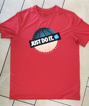T-shirt NIKE rouge taille M
