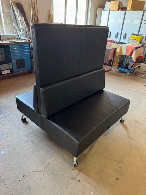 Sofas: Orangebox Objektsofa Leder – Neu (gemäss Beschreibung) aus Zollikofen von OberliAG 3