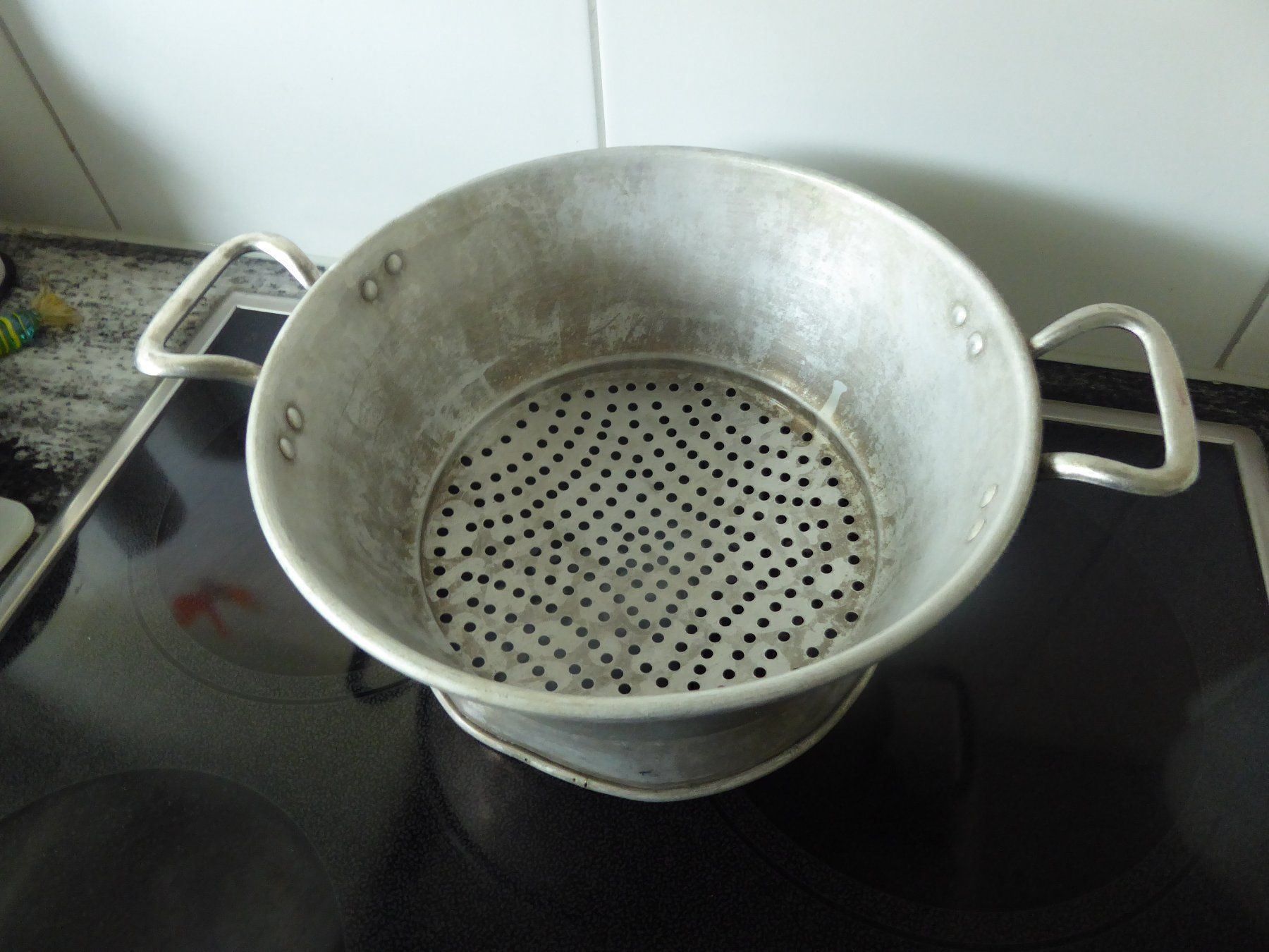 Küchengeräte: grosses altes Löcherbecken – Gebraucht aus Zürich von Chaeffeler 3
