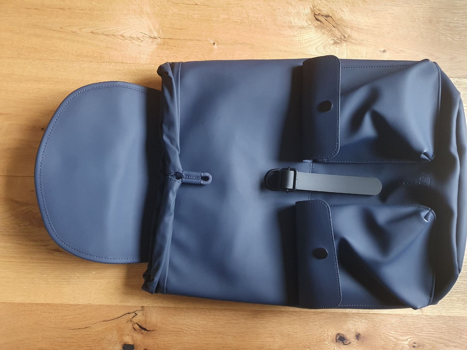 Rains Zaini: RAINS Rucksack Dunkelblau – Nuovo (secondo la descrizione) da Glis venduto da Shortbread_ 2