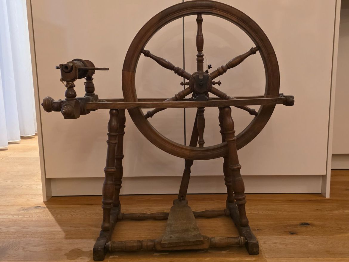 Spinnräder: Antikes Spinnrad aus Holz – Gebraucht aus Ilanz von rununa
