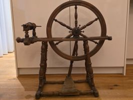 Antikes Spinnrad aus Holz