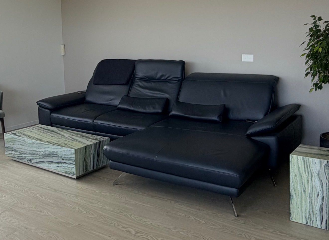 Pfister Sofas: Canapé d’angle Rivello en cuir bleu — comme neuf – Neuf (Voir description) à Cologny par Ikram.lac