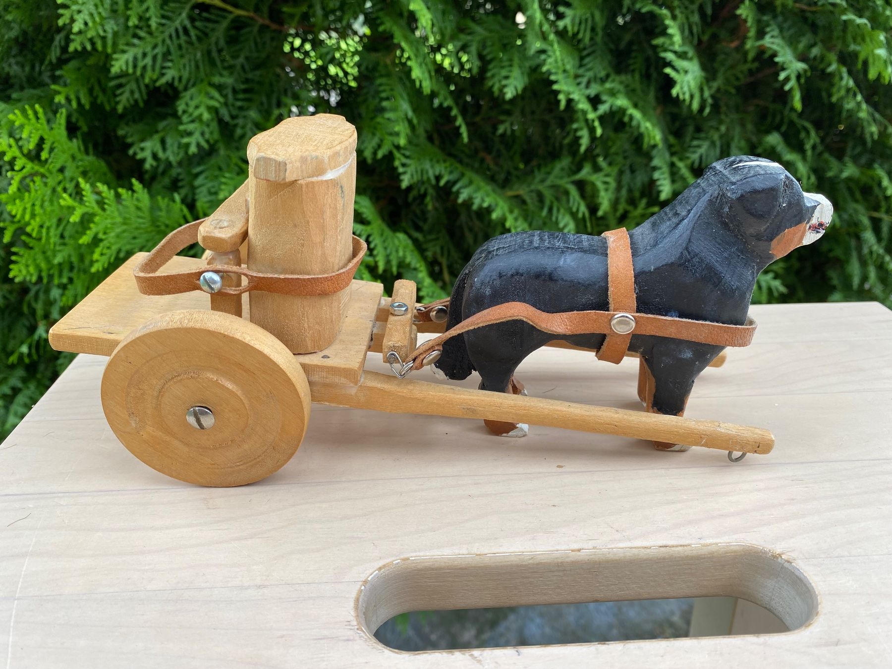 Glocken & Treicheln: schöner geschnitzter Berner Sennenhund mit Wagen – Gebraucht aus Feldbach von Olive1 2