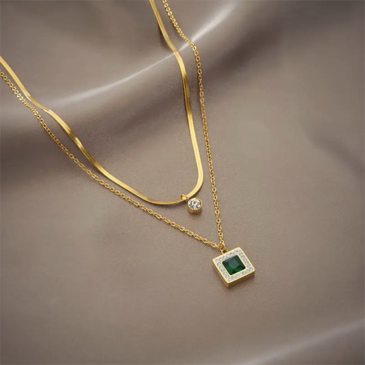 Catenine: Goldkette mit Anhänger, Smaragd , Doppelschichtkette – Nuovo e nell'imballaggio originale da Oberwangen TG venduto da Bash-B 2