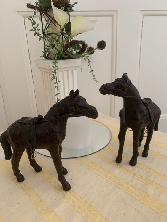 Statuette: zwei alte Lederpferde – Usato da Bern venduto da gruemscheler5 2