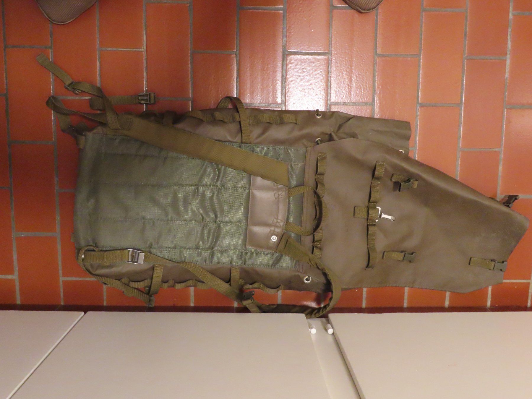 Schweizer Armee Uniformi: Schweizer Armee Militär Kampfrucksack 90 – Usato da Grenchen venduto da sunflyer01 2