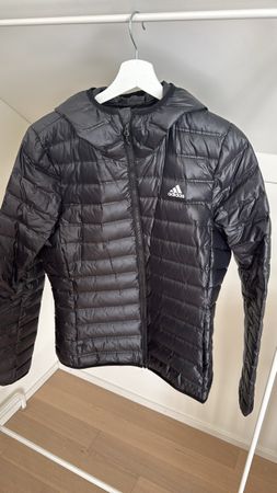 Schwarze Adidas Daunenjacke, Grösse S, ideal für den Winter!