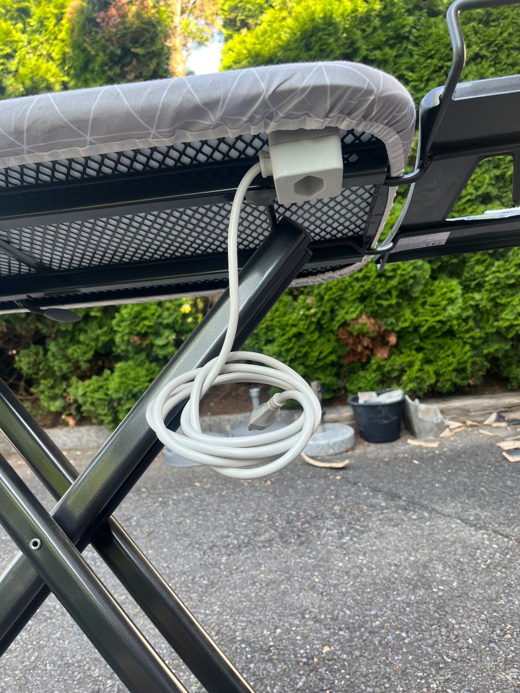 Bügelbretter: Bügelbrett mit Steckdose – Gebraucht aus Volketswil von Audio-und-Video-Installationen 1
