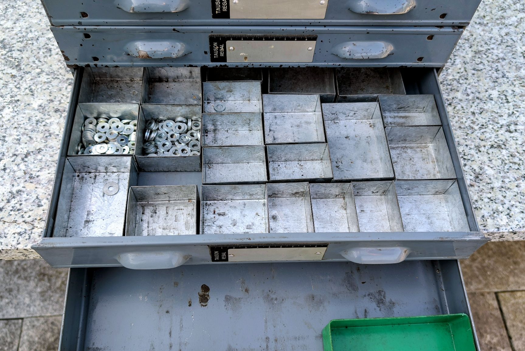 Armadi: Metallschrank, mit 7 Schubladen und Einsätzen – Usato da Oberriet SG venduto da Bokost 3