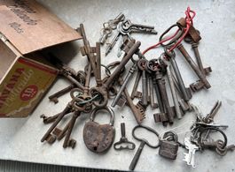 ca. 50 Schlüssel, Bartschlüssel, Vorhängeschloss, Zigarren.